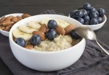 Post-workout beslenme, antrenman sonrasında vücudun toparlanma sürecini desteklemeyi amaçlayan beslenme düzenini ifade eder. Spor sonrasında kaslar yorgun, enerji depoları ise büyük ölçüde boşalmış durumdadır. Post-workout beslenme, bu kayıpların dengeli şekilde yerine konmasını sağlayarak hem performans gelişimini hem de genel vücut sağlığını destekler. Konulu bir haber görseli.