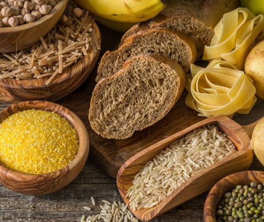 Pre-workout beslenme, antrenman öncesinde vücudu fiziksel ve zihinsel olarak egzersize hazırlamayı amaçlayan beslenme düzenini ifade eder. Spor performansının yalnızca yapılan antrenmanla değil, bu antrenmana nasıl hazırlandığınızla da doğrudan ilişkili olduğu bilinmektedir. Pre-workout beslenme, kasların ihtiyaç duyduğu enerjiyi sağlamak, odaklanmayı artırmak ve antrenman sırasında yaşanabilecek performans düşüşlerini en aza indirmek için büyük önem taşır. Konulu bir haber görseli.