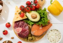 Protein yüklemesi, özellikle sporla ilgilenen bireyler arasında sıkça konuşulan ve kas gelişimiyle ilişkilendirilen bir beslenme yaklaşımı olarak öne çıkar. Vücudun temel yapı taşlarından biri olan protein, kas dokusunun korunması ve onarılması açısından büyük önem taşır. Protein yüklemesi, günlük protein ihtiyacının belirli dönemlerde bilinçli şekilde artırılmasını ifade eder ve genellikle yoğun antrenman süreçleriyle birlikte değerlendirilir. Konulu bir haber görseli.