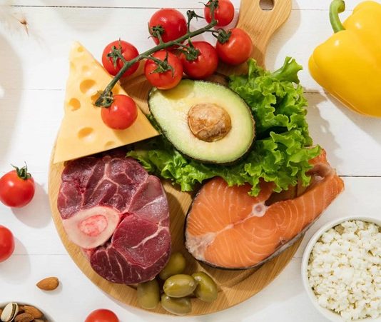Protein yüklemesi, özellikle sporla ilgilenen bireyler arasında sıkça konuşulan ve kas gelişimiyle ilişkilendirilen bir beslenme yaklaşımı olarak öne çıkar. Vücudun temel yapı taşlarından biri olan protein, kas dokusunun korunması ve onarılması açısından büyük önem taşır. Protein yüklemesi, günlük protein ihtiyacının belirli dönemlerde bilinçli şekilde artırılmasını ifade eder ve genellikle yoğun antrenman süreçleriyle birlikte değerlendirilir. Konulu bir haber görseli.