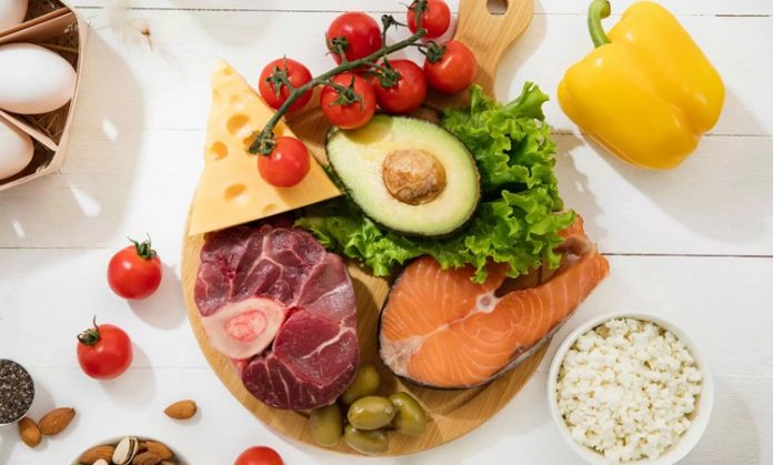 Protein yüklemesi, özellikle sporla ilgilenen bireyler arasında sıkça konuşulan ve kas gelişimiyle ilişkilendirilen bir beslenme yaklaşımı olarak öne çıkar. Vücudun temel yapı taşlarından biri olan protein, kas dokusunun korunması ve onarılması açısından büyük önem taşır. Protein yüklemesi, günlük protein ihtiyacının belirli dönemlerde bilinçli şekilde artırılmasını ifade eder ve genellikle yoğun antrenman süreçleriyle birlikte değerlendirilir. Konulu bir haber görseli.
