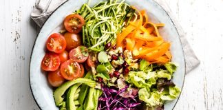 Raw Vegan Beslenme Doğal Yaşam Arayışında Öne Çıkıyor Raw vegan beslenme, son yıllarda doğal yaşam ve bilinçli beslenme arayışında olan bireylerin dikkatini çeken özel bir beslenme yaklaşımı olarak öne çıkmaktadır. Bu beslenme biçimi, hem vegan felsefeyi hem de gıdaların işlenmeden tüketilmesini esas almasıyla klasik bitkisel beslenmeden ayrılmaktadır. Raw Vegan Beslenme, modern yaşamın getirdiği yoğun işlenmiş gıda tüketimine karşı bir tepki niteliği taşımaktadır. Konulu bir haber görseli.