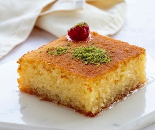 Türk mutfak kültürünün en sevilen şerbetli tatlılarından biri olan revani, hem hafif dokusu hem de kendine özgü aromasıyla yüzyıllardır sofralarda yerini koruyor. Osmanlı döneminde saray mutfağında dahi önemli bir yere sahip olduğu bilinen tatlı, özellikle irmikle hazırlanan yapısı sayesinde diğer tatlılardan farklı bir lezzet profiline sahip. Zaman içerisinde hem Anadolu’da hem de komşu coğrafyalarda benimsenmiş ve farklı tariflerle zenginleştirilmiştir. Bu yönüyle revani, hem tarihi hem de kültürel bir miras niteliği taşır. Konulu bir haber görseli.