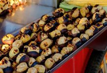 Sokak lezzetleri, bir şehrin hafızasını, gündelik yaşam temposunu ve toplumsal çeşitliliğini en yalın haliyle yansıtan mutfak pratikleri arasında yer alır. Kimi zaman ayaküstü yenilen bir lokma, kimi zaman gece geç saatlerde paylaşılan sıcak bir tat, sokak lezzetlerinin yalnızca karın doyurmaktan ibaret olmadığını gösterir. Bu lezzetler, şehir yaşamının hızına uyum sağlayan pratik çözümler sunarken, aynı zamanda kültürel kimliğin de taşıyıcısıdır. Konulu bir haber görseli.