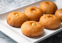 Türk mutfak kültürünün en özel tatlılarından biri olan şekerpare, hem zarif görüntüsü hem de ağızda dağılan kıvamıyla uzun yıllardır sofralardan eksik olmayan bir lezzet olarak varlığını sürdürüyor. Osmanlı döneminden bu yana tatlı geleneğinin önemli bir parçası olan şekerpare, özellikle bayram sofraları, misafir ağırlamaları ve özel davetlerin vazgeçilmez tatlıları arasında yer alıyor. Tatlının yumuşak dokusu, ölçülü tatlılığı ve pratik hazırlanışı, onun yıllar içinde daha da sevilen bir klasik hâline gelmesini sağladı. Konulu bir haber görseli.