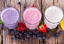 Smoothie diyeti, özellikle yoğun yaşam temposuna sahip bireyler için pratik ve sağlıklı bir beslenme alternatifi olarak öne çıkıyor. Taze meyve, sebze ve süt ürünleri veya bitkisel sütlerle hazırlanan smoothieler, vitamin, mineral ve antioksidan açısından oldukça zengindir. Smoothie diyeti, hem kilo kontrolüne yardımcı olur hem de vücudun ihtiyaç duyduğu besin öğelerini dengeli bir şekilde almasını sağlar. Bu diyet, sağlıklı yaşam bilincini artırmak ve enerji seviyelerini yükseltmek isteyen kişiler arasında popüler bir tercih haline gelmiştir. Konulu bir haber görseli