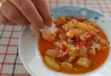 Yemek kültürü, toplumların yalnızca ne yediğini değil, nasıl yediğini de anlatan güçlü bir aynadır. Bu aynanın içinde yer alan Ekmek Banma Geleneği, sade ama derin anlamlar taşıyan bir sofra pratiği olarak dikkat çeker. Bir yemeğin suyuna, sosuna ya da kalan lezzetine ekmek banmak; sadece damak tadıyla ilgili bir alışkanlık değil, aynı zamanda paylaşımın, bereketin ve nimete saygının ifadesidir. Konulu bir haber görseli.