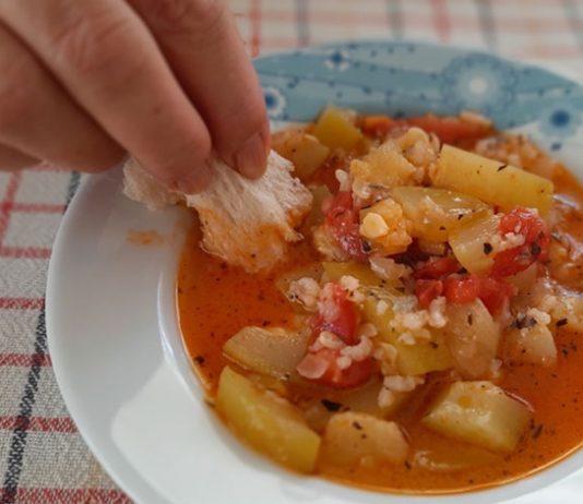 Sofrada Paylaşımın Sessiz Dili Ekmek Banma Geleneği Yemek kültürü, toplumların yalnızca ne yediğini değil, nasıl yediğini de anlatan güçlü bir aynadır. Bu aynanın içinde yer alan Ekmek Banma Geleneği, sade ama derin anlamlar taşıyan bir sofra pratiği olarak dikkat çeker. Bir yemeğin suyuna, sosuna ya da kalan lezzetine ekmek banmak; sadece damak tadıyla ilgili bir alışkanlık değil, aynı zamanda paylaşımın, bereketin ve nimete saygının ifadesidir. Konulu bir haber görseli.