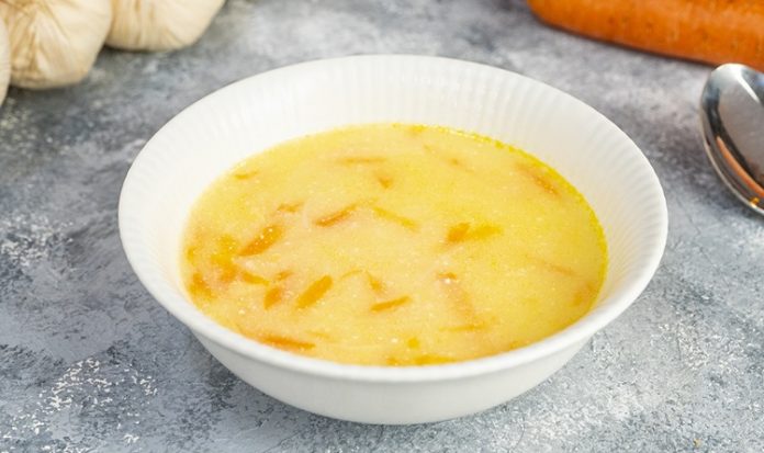 Sofraların Hafif ve Besleyici Lezzeti Kremalı Havuç Çorbası Son yıllarda sağlıklı beslenme trendlerinin artmasıyla birlikte çorbalar, hem hafif hem de besleyici öğünler arayanların tercihi hâline geldi. Özellikle kış aylarında sofraları ısıtan ve doyurucu bir seçenek arayanlar için kremalı havuç çorbası, lezzeti ve pratik hazırlanışıyla öne çıkıyor. Havuç ve kremanın birleşimi, çorbaya hem yoğun bir aroma hem de pürüzsüz bir kıvam kazandırıyor. Bu nedenle ev mutfaklarında sıkça tercih edilen tarifler arasında yer alıyor. Konulu bir haber görseli.