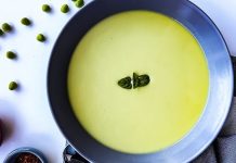 Soğuk bezelye çorbası, yaz aylarının sıcak günlerinde sofraların hafif ve ferahlatıcı başlangıcı olarak öne çıkıyor. Taze bezelye ve yoğurtla hazırlanan bu çorba, hem besleyici hem de serinletici bir lezzet sunuyor. Soğuk bezelye çorbası, içine eklenen taze nane ve baharatlarla sofralarda hem aroma hem de renk katıyor. Özellikle öğle ve akşam yemeklerinde tercih edilen bu tarif, sağlıklı ve hafif bir öğün alternatifi olarak dikkat çekiyor. Konulu bir haber görseli.