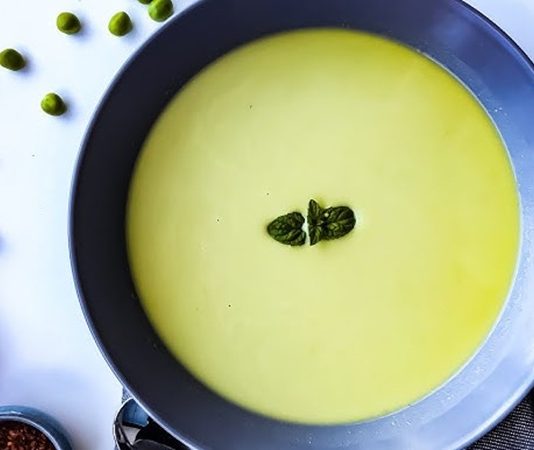 Soğuk Bezelye Çorbası Yaz Sofralarının Hafif ve Ferahlatıcı Lezzeti Soğuk bezelye çorbası, yaz aylarının sıcak günlerinde sofraların hafif ve ferahlatıcı başlangıcı olarak öne çıkıyor. Taze bezelye ve yoğurtla hazırlanan bu çorba, hem besleyici hem de serinletici bir lezzet sunuyor. Soğuk bezelye çorbası, içine eklenen taze nane ve baharatlarla sofralarda hem aroma hem de renk katıyor. Özellikle öğle ve akşam yemeklerinde tercih edilen bu tarif, sağlıklı ve hafif bir öğün alternatifi olarak dikkat çekiyor. Konulu bir haber görseli.