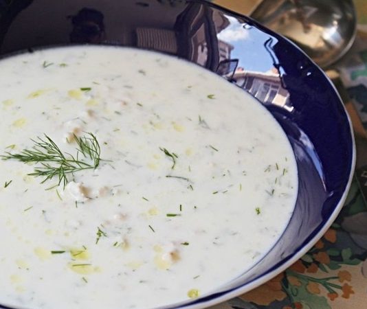 Soğuk çorbalar, özellikle yaz aylarında ferahlatıcı etkileriyle sofraların vazgeçilmezi haline geliyor. Sıcak havalarda hem hafif hem de besleyici bir seçenek sunan bu çorbalar, geleneksel tariflerden modern dokunuşlara kadar geniş bir yelpazeye sahip. Soğuk çorbalar hem sağlıklı hem de pratik oluşlarıyla ailelerin ve misafir sofralarının gözdesi oluyor. Bu tarifler arasında cacık, ayran aşı ve soğuk yoğurtlu kabak çorbası öne çıkıyor. Konulu bir haber görseli.