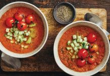 Soğuk domates çorbası, yaz aylarında sofraların en ferahlatıcı ve hafif seçeneklerinden biri olarak öne çıkıyor. Taze domateslerin doğal aroması ile hazırlanan bu çorba, hem lezzetli hem de besleyici bir başlangıç alternatifi sunuyor. Soğuk domates çorbası, içerisine eklenen biber, zeytinyağı ve taze baharatlarla hem aroma hem de renk kazanıyor. Yaz sofralarında hem öğle hem akşam yemeklerinde tercih edilen bu tarif, ferahlatıcı ve sağlıklı bir seçenek olarak dikkat çekiyor. Konulu bir haber görseli.