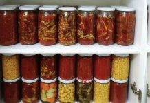 Anadolu’da yüzyıllardır süregelen kış hazırlıkları, sadece soğuk havalara karşı alınan önlemlerden ibaret değildir. Bu süreç, aynı zamanda üretmenin, saklamanın ve geleceği düşünmenin kültürel bir yansımasıdır. Yaz ve sonbahar aylarında başlayan bu hazırlıklar, ailelerin kış aylarını daha güvenli, daha bereketli ve daha huzurlu geçirmesini amaçlar. Kış hazırlıkları, kırsal yaşamda olduğu kadar şehir hayatında da farklı biçimlerde varlığını sürdürmektedir. Konulu bir haber görseli.