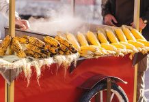 Şehir hayatının en canlı unsurlarından biri olan sokak satıcıları, yalnızca hızlı ve ulaşılabilir yiyecekler sunan kişiler değil, aynı zamanda kentsel kültürün taşıyıcıları olarak görülüyor. Dar sokaklardan geniş meydanlara kadar uzanan bu hareketli dünya, geçmişten bugüne toplumların yeme içme alışkanlıklarını, ekonomik yapısını ve sosyal ilişkilerini gözler önüne seriyor. Günümüzde modern restoran zincirlerinin artmasına rağmen sokak satıcıları kültürü, samimiyeti ve özgünlüğüyle varlığını korumaya devam ediyor. Konulu bir haber görseli.