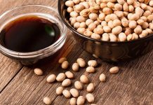 Soya, günümüzde birçok işlenmiş gıda ve alternatif ürünün temel bileşeni olarak karşımıza çıkar. Ancak soya alerjisi veya intoleransı olan bireylerde ciddi sağlık sorunlarına yol açabilir. Bu nedenle soya içermeyen diyet, güvenli ve dengeli beslenme açısından önemli bir yaklaşımdır. Bu diyet, soya ve türevlerini sınırlayarak hem besleyici hem de sağlıklı alternatifleri ön plana çıkarır. Günümüzde insanlar, sadece lezzet değil, aynı zamanda alerjenlerden kaçınarak sağlıklı bir yaşam için bilinçli seçimler yapmayı önceliyor. Konulu bir haber görseli.