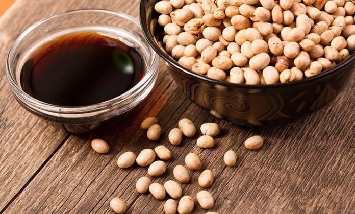 Soya, günümüzde birçok işlenmiş gıda ve alternatif ürünün temel bileşeni olarak karşımıza çıkar. Ancak soya alerjisi veya intoleransı olan bireylerde ciddi sağlık sorunlarına yol açabilir. Bu nedenle soya içermeyen diyet, güvenli ve dengeli beslenme açısından önemli bir yaklaşımdır. Bu diyet, soya ve türevlerini sınırlayarak hem besleyici hem de sağlıklı alternatifleri ön plana çıkarır. Günümüzde insanlar, sadece lezzet değil, aynı zamanda alerjenlerden kaçınarak sağlıklı bir yaşam için bilinçli seçimler yapmayı önceliyor. Konulu bir haber görseli.