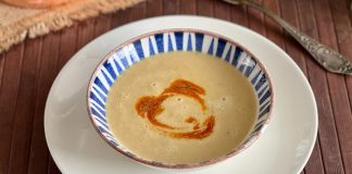 Sütlü mercimek çorbası son yıllarda hem besleyici hem de pratik tarifler arasında öne çıkıyor. Kış aylarında sıcak bir başlangıç olarak sofraları süsleyen bu çorba hem çocuklar hem de yetişkinler tarafından sevilerek tüketiliyor. Geleneksel mercimek çorbasına süt eklenmesiyle ortaya çıkan bu tarif hem lezzeti artırıyor hem de çorbanın kıvamını yumuşatıyor. Sütlü mercimek çorbası hem günlük öğünlerde hem de özel günlerde tercih edilen bir seçenek haline geldi. Konulu bir haber görseli.