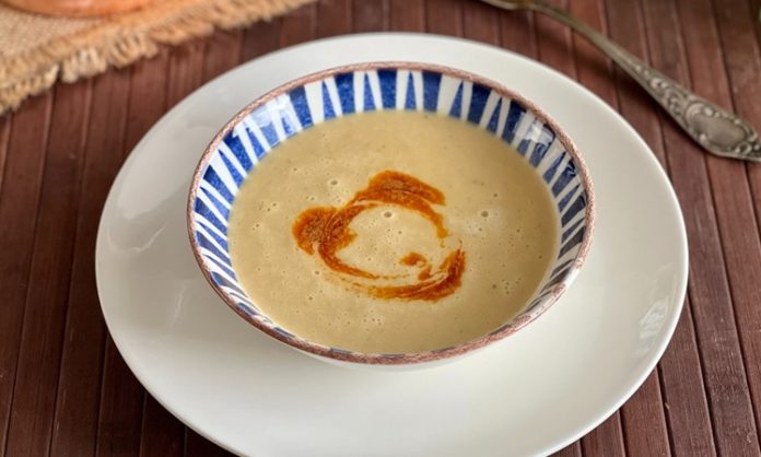 Sütlü mercimek çorbası son yıllarda hem besleyici hem de pratik tarifler arasında öne çıkıyor. Kış aylarında sıcak bir başlangıç olarak sofraları süsleyen bu çorba hem çocuklar hem de yetişkinler tarafından sevilerek tüketiliyor. Geleneksel mercimek çorbasına süt eklenmesiyle ortaya çıkan bu tarif hem lezzeti artırıyor hem de çorbanın kıvamını yumuşatıyor. Sütlü mercimek çorbası hem günlük öğünlerde hem de özel günlerde tercih edilen bir seçenek haline geldi. Konulu bir haber görseli.