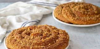 Tahinli Çörek Lezzeti Yeniden Popüler Oluyor Türkiye’nin dört bir yanında hem pastanelerde hem de ev mutfaklarında sıkça görülen tahinli çörek, son dönemde yeniden popüler hale gelerek gündelik tüketimin ötesine geçen bir ilgiyle karşılanıyor. Geleneksel tatların modern sunumlarla buluştuğu bu dönemde, tahinin yoğun aroması ve çöreğin yumuşak dokusu bir araya gelerek birçok kişinin vazgeçilmez atıştırmalıkları arasında yer alıyor. Özellikle sosyal medya platformlarında paylaşılan tarifler ve pratik hazırlama yöntemleri, tahinli çörek aramalarının artmasına katkı sağlıyor. Bu ilginin artmasıyla birlikte, hem ev kullanıcıları hem de işletmeler tahinli çöreğin farklı versiyonlarını denemeye yöneliyor. Konulu bir haber görseli.