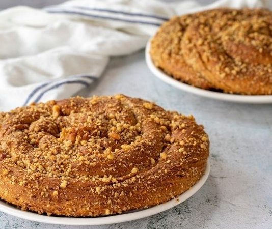 Tahinli Çörek Lezzeti Yeniden Popüler Oluyor Türkiye’nin dört bir yanında hem pastanelerde hem de ev mutfaklarında sıkça görülen tahinli çörek, son dönemde yeniden popüler hale gelerek gündelik tüketimin ötesine geçen bir ilgiyle karşılanıyor. Geleneksel tatların modern sunumlarla buluştuğu bu dönemde, tahinin yoğun aroması ve çöreğin yumuşak dokusu bir araya gelerek birçok kişinin vazgeçilmez atıştırmalıkları arasında yer alıyor. Özellikle sosyal medya platformlarında paylaşılan tarifler ve pratik hazırlama yöntemleri, tahinli çörek aramalarının artmasına katkı sağlıyor. Bu ilginin artmasıyla birlikte, hem ev kullanıcıları hem de işletmeler tahinli çöreğin farklı versiyonlarını denemeye yöneliyor. Konulu bir haber görseli.