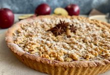 Tatlı tutkunlarının vazgeçilmezlerinden biri olan tart, hem lezzeti hem de şık sunumuyla son yıllarda yeniden popüler hale gelen tatlı seçenekleri arasında yer alıyor. Özellikle farklı meyve ve kremalarla hazırlanabilen yapısı sayesinde pastacılık dünyasında özgün bir noktaya sahip olan tart, hafif yapısıyla da dikkat çekiyor. Mutfağa giren birçok kişi için yapımı hem eğlenceli hem de estetik sonuçlar sunan bir tatlı olması nedeniyle ev tariflerinde de geniş yer bulmaya devam ediyor. Konulu bir haber görseli.