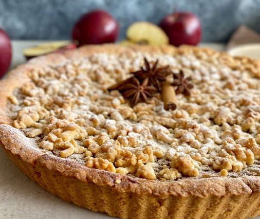 Tatlı tutkunlarının vazgeçilmezlerinden biri olan tart, hem lezzeti hem de şık sunumuyla son yıllarda yeniden popüler hale gelen tatlı seçenekleri arasında yer alıyor. Özellikle farklı meyve ve kremalarla hazırlanabilen yapısı sayesinde pastacılık dünyasında özgün bir noktaya sahip olan tart, hafif yapısıyla da dikkat çekiyor. Mutfağa giren birçok kişi için yapımı hem eğlenceli hem de estetik sonuçlar sunan bir tatlı olması nedeniyle ev tariflerinde de geniş yer bulmaya devam ediyor. Konulu bir haber görseli.