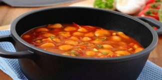 Ev mutfağının en temel unsurlarından biri olan tencere yemekleri, yüzyıllardır sofraların merkezinde yer alıyor. Ateşin başında yavaş yavaş pişen bu yemekler, sadece karın doyurmakla kalmıyor; aynı zamanda aile bağlarını, kültürel aktarımı ve gündelik yaşamın ritmini de şekillendiriyor. Günümüzde hızlı tüketim alışkanlıkları yaygınlaşsa da tencere yemekleri kültürü, hem lezzeti hem de doyuruculuğuyla önemini korumaya devam ediyor. Konulu bir haber görseli.