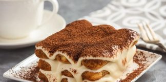 Tiramisu Lezzet Yolculuğunda İtalya’dan Dünyaya Uzanan Tatlı Bir Hikâye İtalyan mutfağının dünya çapında en bilinen tatlılarından biri olan tiramisu, sadece hafifliğiyle değil içinde barındırdığı zengin aromalarla da her yaştan insanın damak zevkine hitap etmeyi başarıyor. İlk bakışta yumuşak yapısı ile dikkat çeken tiramisu, kahve aromalı bisküvileri ve mascarpone kreması sayesinde kendine özgü bir tat profili oluşturuyor. Bugün birçok pastane ve restoran menüsünde yer alan tiramisu, hem geçmişten gelen kültürel özellikleri hem de modern yorumlarıyla öne çıkmayı sürdürüyor. Konulu bir haber görseli.