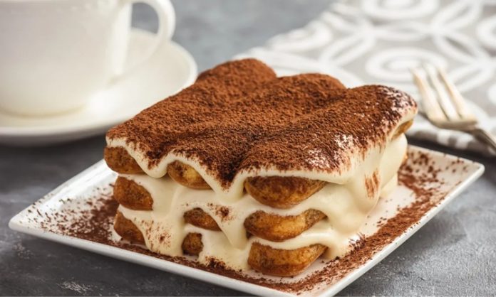 Tiramisu Lezzet Yolculuğunda İtalya’dan Dünyaya Uzanan Tatlı Bir Hikâye İtalyan mutfağının dünya çapında en bilinen tatlılarından biri olan tiramisu, sadece hafifliğiyle değil içinde barındırdığı zengin aromalarla da her yaştan insanın damak zevkine hitap etmeyi başarıyor. İlk bakışta yumuşak yapısı ile dikkat çeken tiramisu, kahve aromalı bisküvileri ve mascarpone kreması sayesinde kendine özgü bir tat profili oluşturuyor. Bugün birçok pastane ve restoran menüsünde yer alan tiramisu, hem geçmişten gelen kültürel özellikleri hem de modern yorumlarıyla öne çıkmayı sürdürüyor. Konulu bir haber görseli.