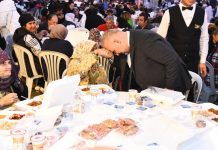 Toplumların en zor zamanlarında ortaya çıkan gelenekler, ortak hafızanın ve dayanışma kültürünün güçlü göstergeleri arasında yer alır. Taziye Sofrası, ölüm sonrası yas sürecinde hem acıyı paylaşmanın hem de sosyal bağları ayakta tutmanın önemli bir parçası olarak kabul edilir. Türkiye’nin birçok bölgesinde farklı biçimlerde uygulanan bu gelenek, yalnızca yemek ikramı anlamına gelmez; aynı zamanda toplumsal empatiyi, sabrı ve merhameti simgeler. Taziye sofrası, kaybın ardından yalnız kalmama duygusunu pekiştirir ve yas yaşayan aileye manevi destek sağlar. Konulu bir haber görseli.