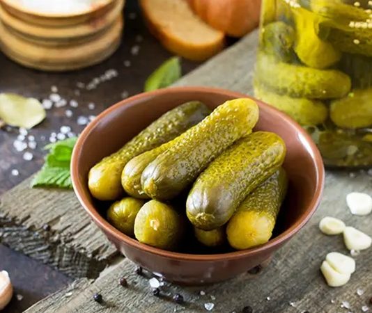 Turşu, tarih boyunca hem yemek kültürü hem de gıda saklama yöntemi olarak önemli bir yere sahip olmuştur. Sebzelerin tuz ve bazen sirke ile fermente edilmesiyle hazırlanan turşular, sofralarda hem lezzet hem de sağlık açısından değer taşır. Özellikle Anadolu mutfağında turşu, nesiller boyunca aktarılan bir sofra geleneği olarak kabul edilir. Konulu bir haber görseli.