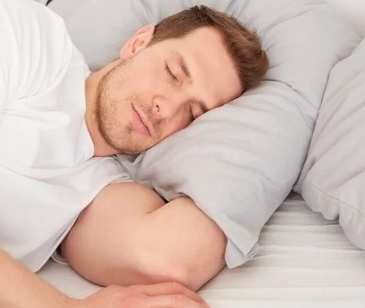 Uyku Dostu Diyet Sağlıklı Ve Derin Uyku İçin Beslenmenin Gücü Modern yaşamın temposu, stres düzeyi ve düzensiz alışkanlıklar, uyku kalitesini her geçen gün daha fazla etkiliyor. Pek çok kişi yeterli süre uyusa bile sabahları yorgun uyanmaktan, gece sık sık bölünen uykudan ya da uykuya dalmakta zorlanmaktan şikâyet ediyor. Bu noktada yalnızca uyku saatleri değil, gün boyunca sürdürülen beslenme düzeni de büyük önem taşıyor. Uyku dostu diyet, kaliteli ve derin uykuya ulaşmayı hedefleyen, beslenme ile uyku arasındaki güçlü ilişkiye odaklanan bir yaklaşım olarak öne çıkıyor. Konulu bir haber görseli.