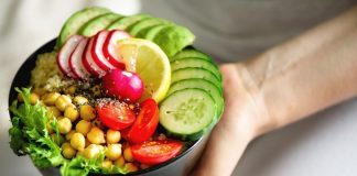 Vegan Beslenme Sağlıklı Yaşam Ve Etik Duyarlılıkla Öne Çıkıyor Vegan beslenme, son yıllarda yalnızca bir beslenme biçimi olmanın ötesine geçerek bir yaşam tarzı ve bilinçli bir tercih olarak öne çıkmaktadır. Hayvansal kaynaklı hiçbir gıdanın tüketilmediği bu yaklaşım, hem sağlık hem de çevresel ve etik hassasiyetler çerçevesinde değerlendirilmektedir. Vegan Beslenme, bitkisel temelli yapısıyla modern beslenme tartışmalarında önemli bir yer edinmiş durumdadır. Konulu bir haber görseli.