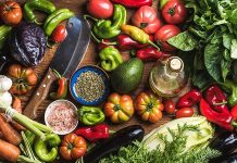 Vejetaryen beslenme, son yıllarda yalnızca bir beslenme tercihi olmaktan çıkarak yaşam tarzı ve bilinçli tüketim anlayışının önemli bir parçası haline gelmiştir. Artan çevre bilinci, hayvan refahına yönelik hassasiyet ve sağlıklı yaşam arayışı, Vejetaryen Beslenme konusunu daha geniş kitlelerin gündemine taşımıştır. Günümüzde farklı yaş gruplarından ve yaşam tarzlarından insanlar, beslenme alışkanlıklarını gözden geçirerek bitki ağırlıklı bir düzene yönelmektedir. Konulu bir haber görseli.