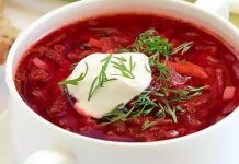 Vişneli soğuk çorba, yaz aylarında sofraların hem ferahlatıcı hem de tatlı bir başlangıcı olarak öne çıkıyor. Taze vişnelerle hazırlanan bu çorba, hem görsel olarak hem de lezzet olarak sofraları süslüyor. Vişneli soğuk çorba, yoğurt ve az miktarda şekerle birleştiğinde hem hafif hem besleyici bir tat sunuyor. Yaz sofralarında özellikle öğle ve akşam yemeklerinde tercih edilen bu tarif, ferahlatıcı ve sağlıklı bir alternatif olarak dikkat çekiyor. Konulu bir haber görseli.