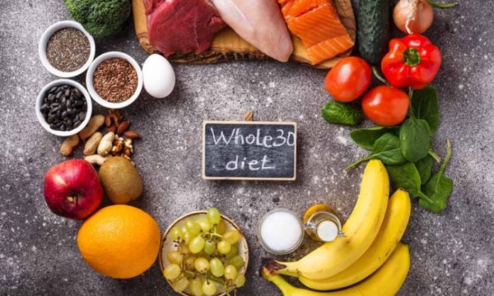 Whole30 Programı Beslenme Farkındalığını Nasıl Şekillendiriyor Whole30, son yıllarda sağlıklı yaşam ve beslenme bilinciyle ilgilenen kişiler arasında giderek daha fazla konuşulan bir beslenme programı olarak dikkat çekmektedir. Bu program, kısa vadeli kilo kaybı hedeflerinden ziyade bireyin yediği gıdalarla olan ilişkisini yeniden değerlendirmesini amaçlar. Whole30, belirli bir süre boyunca bazı besin gruplarını tamamen hayatın dışına çıkararak vücudun verdiği tepkileri gözlemlemeye odaklanır. Konulu bir haber görseli.