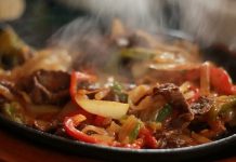 Yemek hazırlarken sıcak ve soğuk dengesi, hem lezzet hem de tüketim deneyimi açısından büyük önem taşır. Özellikle zengin sofralarda, yemeklerin sıcaklığı ile soğuk meze veya tatlıların dengelenmesi, yemeğin algısını ve damak zevkini doğrudan etkiler. Yemek sunumu sırasında doğru sıcaklık kombinasyonu, sofradaki çeşitliliği ve lezzet yoğunluğunu artırır. Konulu bir haber görseli.