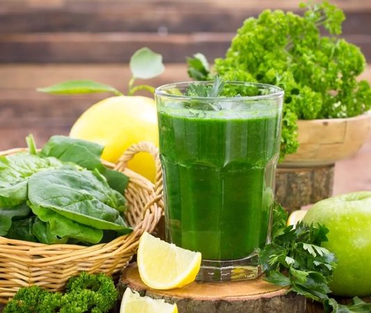 Yeşil detoks diyeti, vücudu toksinlerden arındırmak, sindirim sistemini desteklemek ve enerji seviyelerini artırmak amacıyla tercih edilen bir beslenme programıdır. Bu diyet, özellikle taze yeşil sebzeler, yeşil meyveler, bitkisel smoothieler ve yeşil çay gibi doğal içeriklerle uygulanır. Yeşil detoks diyeti, kısa süreli arınma programları ve sağlıklı yaşam trendleri arasında giderek popüler hale gelmektedir. Düzenli uygulandığında hem metabolizmayı destekler hem de bağışıklık sistemini güçlendirir. Konulu bir haber görseli.