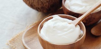 Yoğurt, tarih boyunca hem yemek kültürü hem de sağlıklı beslenme açısından önemli bir yere sahip olmuştur. İlk olarak Orta Asya ve Anadolu’da ortaya çıkan yoğurt, nesiller boyunca sofralarda vazgeçilmez bir öğe olarak kabul edilmiştir. Yoğurt, sadece besleyici bir süt ürünü değil, aynı zamanda sofra geleneğinin bir parçası olarak kültürel mirası da taşır. Konulu bir haber görseli.