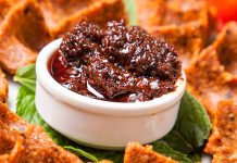 Modern mutfak anlayışının vazgeçilmez tamamlayıcılarından biri olan acı ve tatlı soslar, yemek kültüründe önemli bir yere sahip. Farklı damak zevklerine hitap eden bu soslar, yalnızca yemeklere aroma katmakla kalmıyor, aynı zamanda tariflerin karakterini de belirliyor. Günümüzde ev mutfaklarından restoranlara kadar geniş bir kullanım alanına sahip olan soslar, küresel mutfak etkileşimiyle birlikte daha da çeşitlenmiş durumda. Konulu bir haber görseli.