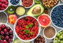 Günümüzde sağlıklı yaşam ve dengeli beslenme kavramları her zamankinden daha fazla önem kazanmış durumdadır. Bu ilginin merkezinde ise antioksidan zengini gıdalar yer almaktadır. Modern yaşamın getirdiği çevresel faktörler, stres ve düzensiz beslenme alışkanlıkları, bireyleri daha bilinçli tercihlere yöneltmektedir. Bu noktada antioksidan içeriği yüksek besinler, doğal yapılarıyla dikkat çekmektedir. Konulu bir haber görseli.