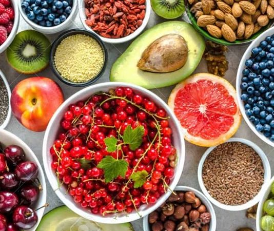 Günümüzde sağlıklı yaşam ve dengeli beslenme kavramları her zamankinden daha fazla önem kazanmış durumdadır. Bu ilginin merkezinde ise antioksidan zengini gıdalar yer almaktadır. Modern yaşamın getirdiği çevresel faktörler, stres ve düzensiz beslenme alışkanlıkları, bireyleri daha bilinçli tercihlere yöneltmektedir. Bu noktada antioksidan içeriği yüksek besinler, doğal yapılarıyla dikkat çekmektedir. Konulu bir haber görseli.