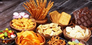 Günlük yaşam temposu arttıkça öğün aralarında yapılan küçük kaçamaklar beslenme düzeninin önemli bir parçası haline gelmiştir. Atıştırmalık kontrolü, bu noktada sağlıklı yaşam hedefleri olan bireyler için dikkat edilmesi gereken temel konulardan biri olarak öne çıkar. Plansız ve farkında olmadan yapılan atıştırmalar, gün sonunda beklenenden daha yüksek bir tüketimle sonuçlanabilir. Konulu bir haber görseli.