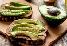 Son yıllarda mutfak kültüründe adını sıkça duyuran avokado, hem sade tadı hem de çok yönlü kullanımıyla dikkat çekiyor. Bir dönem yalnızca belirli tariflerde yer bulan bu meyve, günümüzde kahvaltıdan ana yemeklere kadar pek çok sofrada kendine yer açmış durumda. Özellikle doğal ve dengeli beslenmeye yönelen tüketicilerin tercihi olan avokado, mutfak alışkanlıklarını da dönüştürüyor. Konulu bir haber görseli.