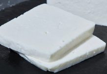 Türk mutfağının en köklü ve en çok tüketilen ürünlerinden biri olan beyaz peynir, yüzyıllardır sofraların baş tacı olmayı sürdürüyor. Kahvaltı kültürünün vazgeçilmez bir parçası olan beyaz peynir, sadece sabah öğünlerinde değil, salatalardan böreklere, sandviçlerden ana yemeklere kadar geniş bir kullanım alanına sahip. Tuzu, dokusu ve aromasıyla farklı damak tatlarına hitap eden bu ürün, her yaştan tüketicinin favorileri arasında yer alıyor. Konulu bir haber görseli.