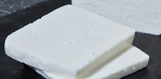 Türk mutfağının en köklü ve en çok tüketilen ürünlerinden biri olan beyaz peynir, yüzyıllardır sofraların baş tacı olmayı sürdürüyor. Kahvaltı kültürünün vazgeçilmez bir parçası olan beyaz peynir, sadece sabah öğünlerinde değil, salatalardan böreklere, sandviçlerden ana yemeklere kadar geniş bir kullanım alanına sahip. Tuzu, dokusu ve aromasıyla farklı damak tatlarına hitap eden bu ürün, her yaştan tüketicinin favorileri arasında yer alıyor. Konulu bir haber görseli.