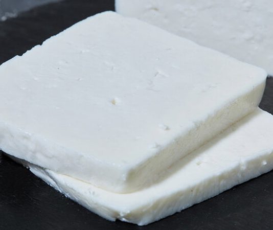 Türk mutfağının en köklü ve en çok tüketilen ürünlerinden biri olan beyaz peynir, yüzyıllardır sofraların baş tacı olmayı sürdürüyor. Kahvaltı kültürünün vazgeçilmez bir parçası olan beyaz peynir, sadece sabah öğünlerinde değil, salatalardan böreklere, sandviçlerden ana yemeklere kadar geniş bir kullanım alanına sahip. Tuzu, dokusu ve aromasıyla farklı damak tatlarına hitap eden bu ürün, her yaştan tüketicinin favorileri arasında yer alıyor. Konulu bir haber görseli.