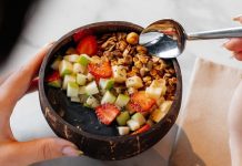 Vegan restoranları, son yıllarda yalnızca belirli bir beslenme tercihine hitap eden mekânlar olmaktan çıkarak geniş bir kitleye seslenen gastronomi duraklarına dönüşmüş durumda. Hayvansal hiçbir ürün kullanılmadan hazırlanan menüler, hem etik hassasiyetleri hem de çevresel kaygıları olan bireyler için önemli bir alternatif sunuyor. Günümüzde vegan restoranları, sağlıklı yaşam arayışı, sürdürülebilirlik ve yeni tatlar keşfetme isteğinin birleştiği özel alanlar olarak dikkat çekiyor. Konulu bir haber görseli.