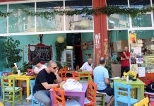 Bitki Temelli Yaşamın Yeni Buluşma Noktası Vegan Kafeler Son yıllarda sağlıklı yaşam, çevre bilinci ve etik tüketim kavramlarının daha fazla konuşulmasıyla birlikte vegan kafeler şehir yaşamında önemli bir yer edinmeye başladı. Hayvansal ürünlerin kullanılmadığı, tamamen bitki temelli içeriklerle hazırlanan menüler sunan bu mekânlar, yalnızca bir beslenme tercihini değil, aynı zamanda bir yaşam felsefesini de temsil ediyor. Vegan kafeler, hem vegan bireyler hem de farklı lezzetler denemek isteyenler için cazip bir alternatif oluşturuyor. Konulu bir haber görseli.